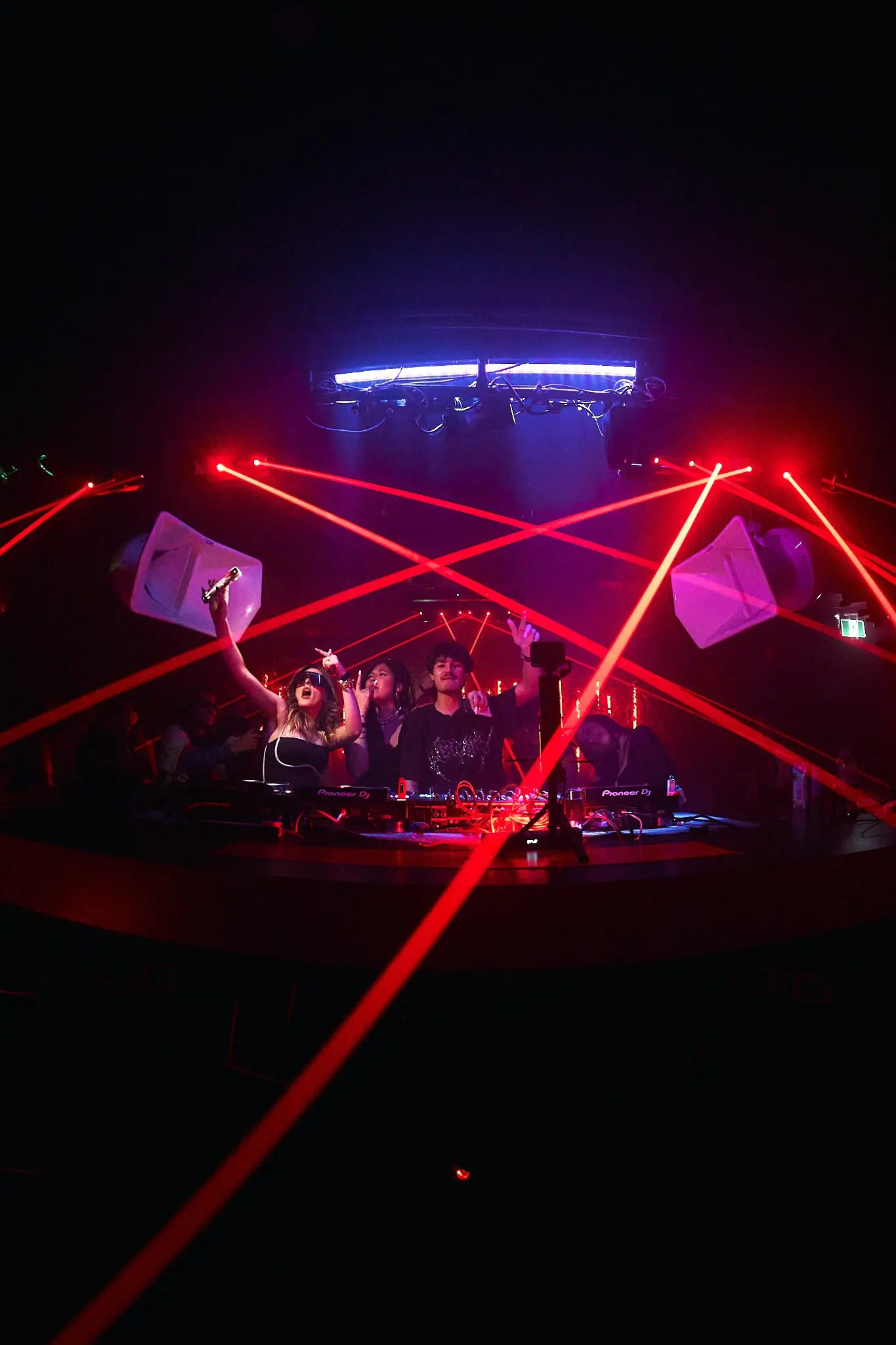 Cabine cruzada por lasers vermelhos durante o set de Dorom